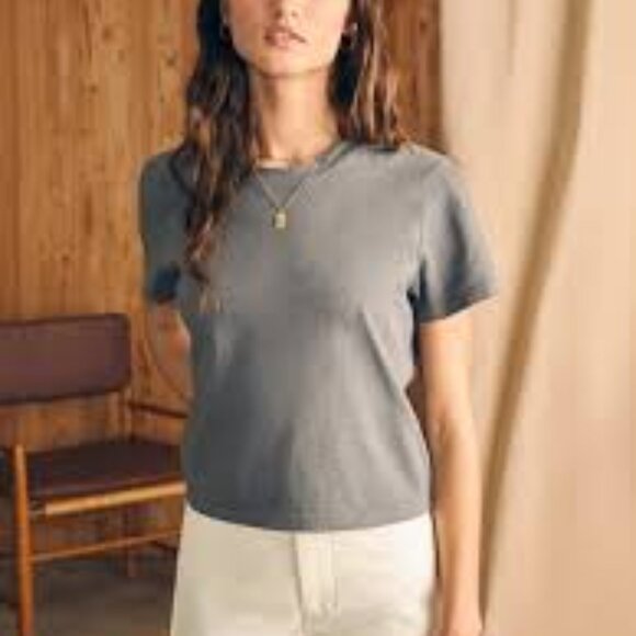 Faherty Tops - Faherty Sunwashed Cropped Crew Tee | Organic Cotton | Gray | EUC | XL